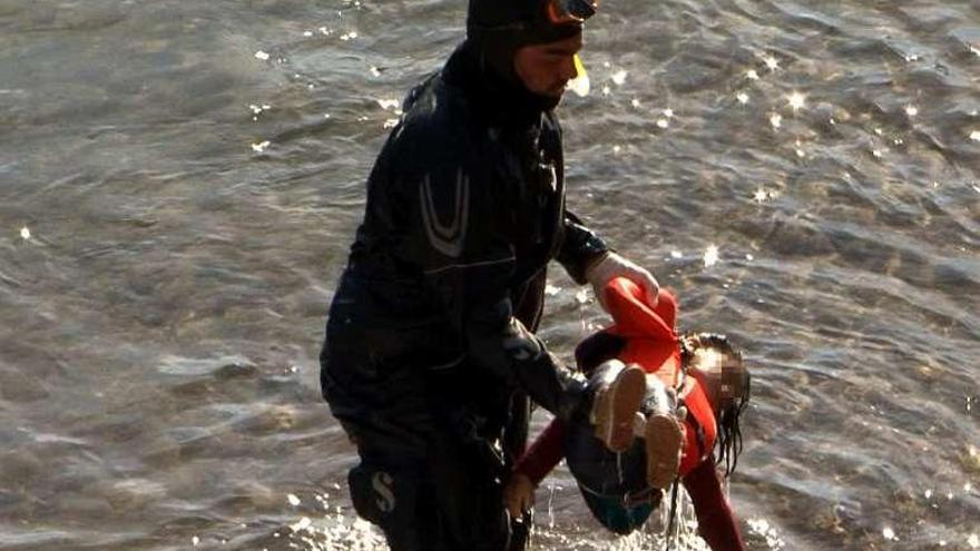 Cuerpo de uno de los 4 niños muertos en un naufragio en Grecia. //Efe