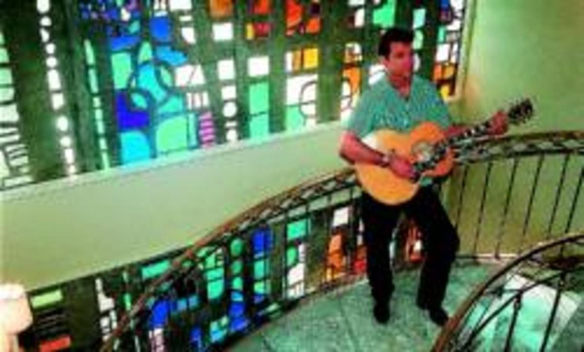 El cantant californià Chris Isaak, en un hotel de Madrid, el 2002. El cantant californià Chris Isaak, en un hotel de Madrid, el 2002.