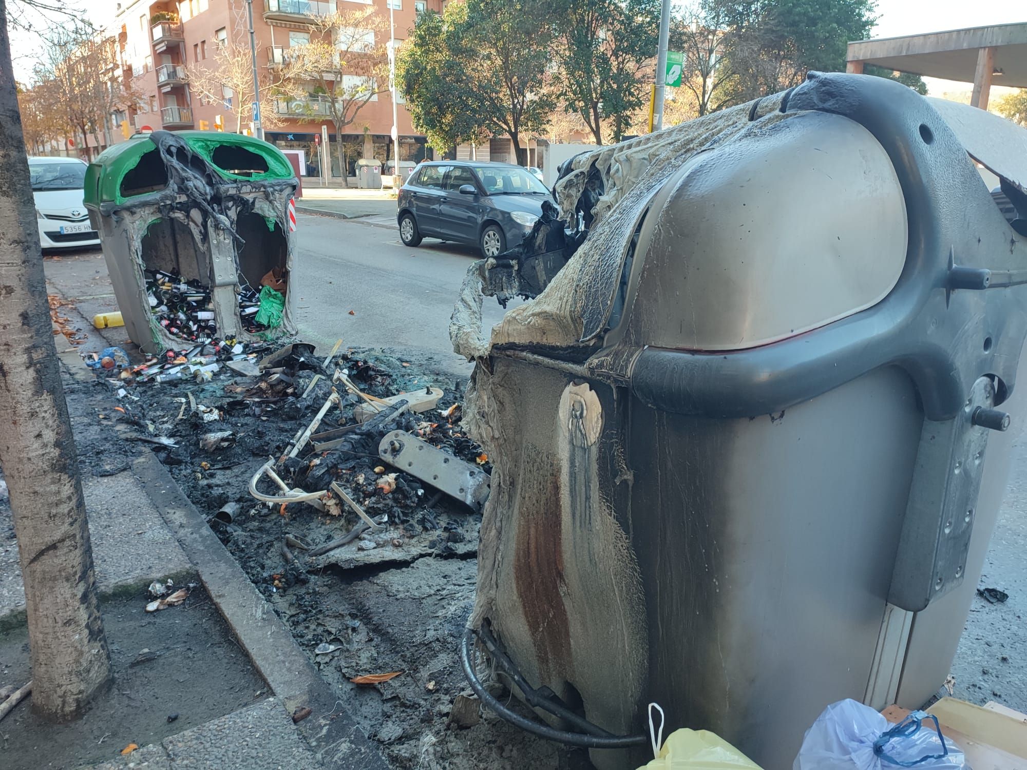 Nova matinada amb incendis de contenidors a Girona: 11 de cremats