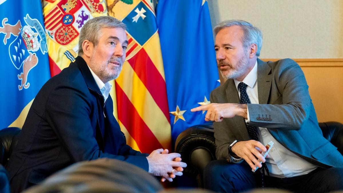 El presidente de Canarias, Fernando Clavijo, junto al presidente de Aragón, Jorge Azcón, este jueves en el despacho del aragonés.