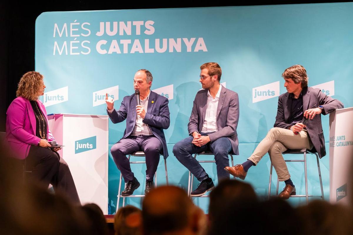 Jordi Turull, Salvador Vergés i Agustí Arbós, durant el col·loqui de Junts celebrat aquest dijous a Olot.