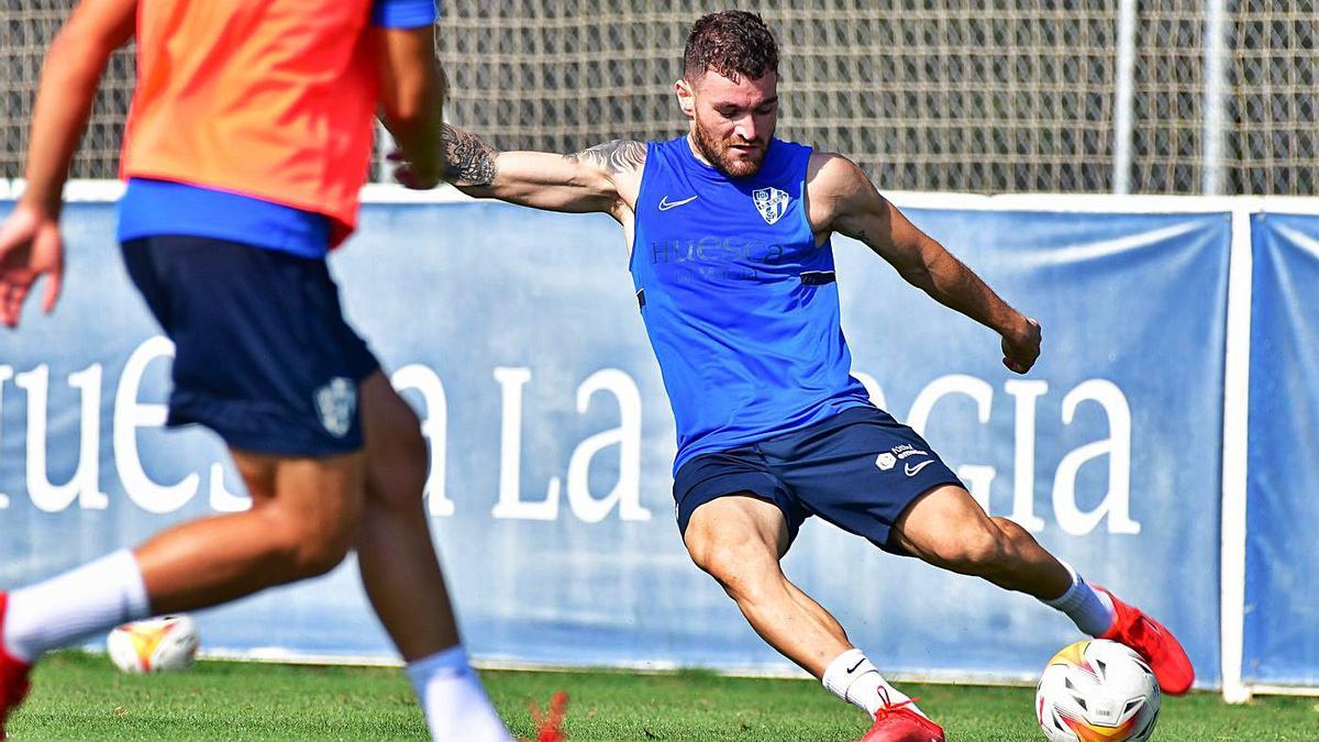 Javi Galán golpea el balón durante el entrenamiento de este martes.