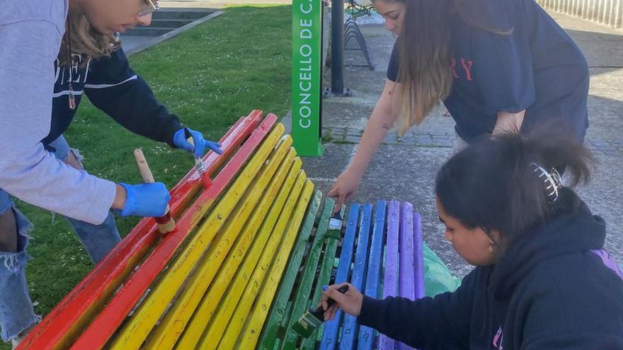 Jóvenes de Cambre repintan bancos con los colores Lgbti