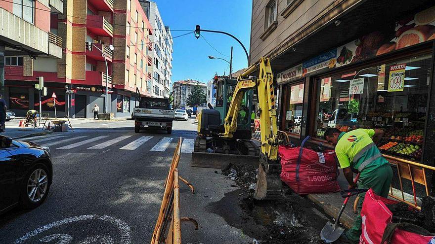 Obras de instalación de los semáforos en la esquina de Doutor Tourón y Alejandro Cerecedo.