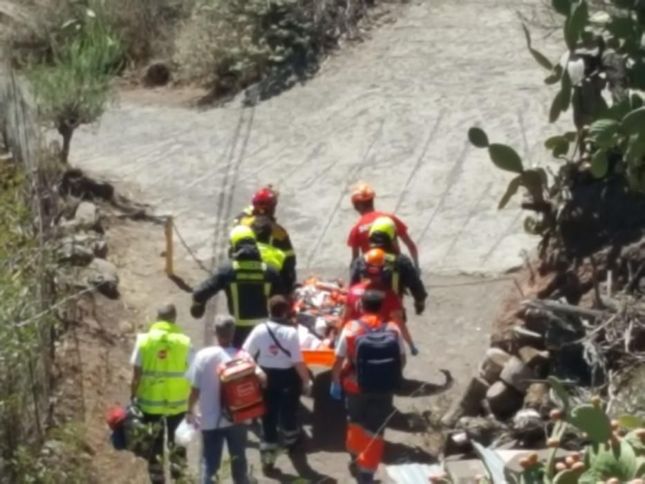 Un coche cae por un desnivel en Gáldar