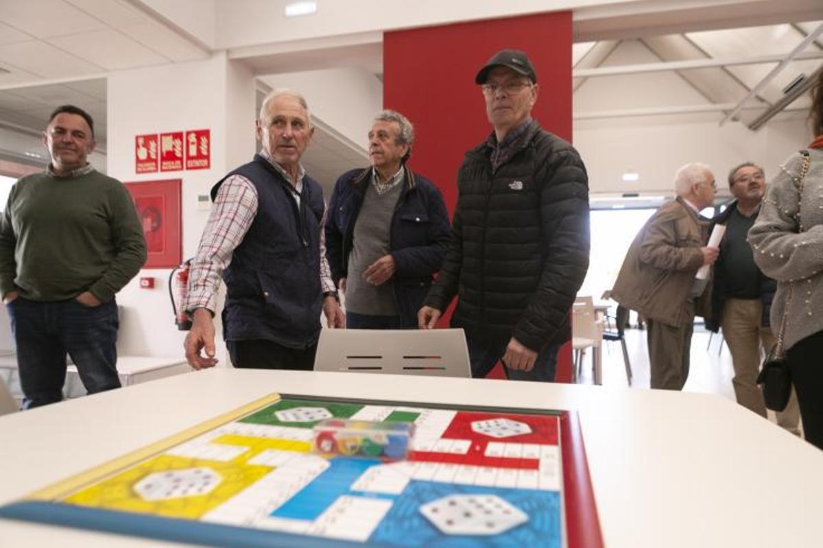 Futuros usuarios del centro social inspeccionan las condiciones del equipamiento. | María Fuentes