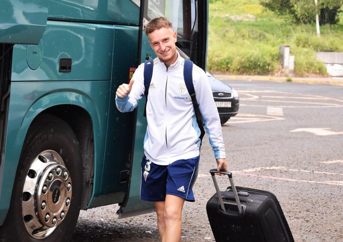 Martín Salvador subiendo al bus del equipo, que partió el viernes por la mañana hacia Tarazona (Aragón)