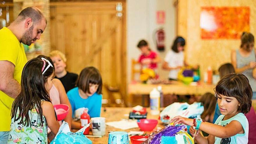 Infants fent una de les activitats al Taller del Bosc de Manresa