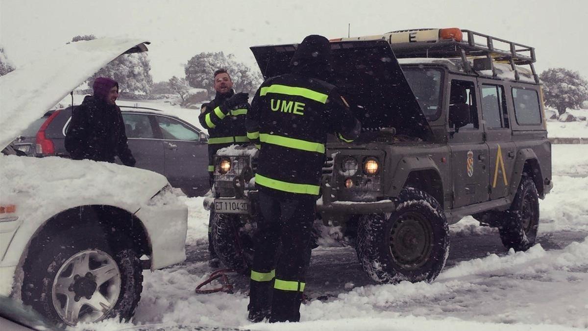 Doscientos cincuenta miembros de la Unidad Militar de Emergencias, UME, siguen trabajando para liberar a los ocupantes de los vehiculos.