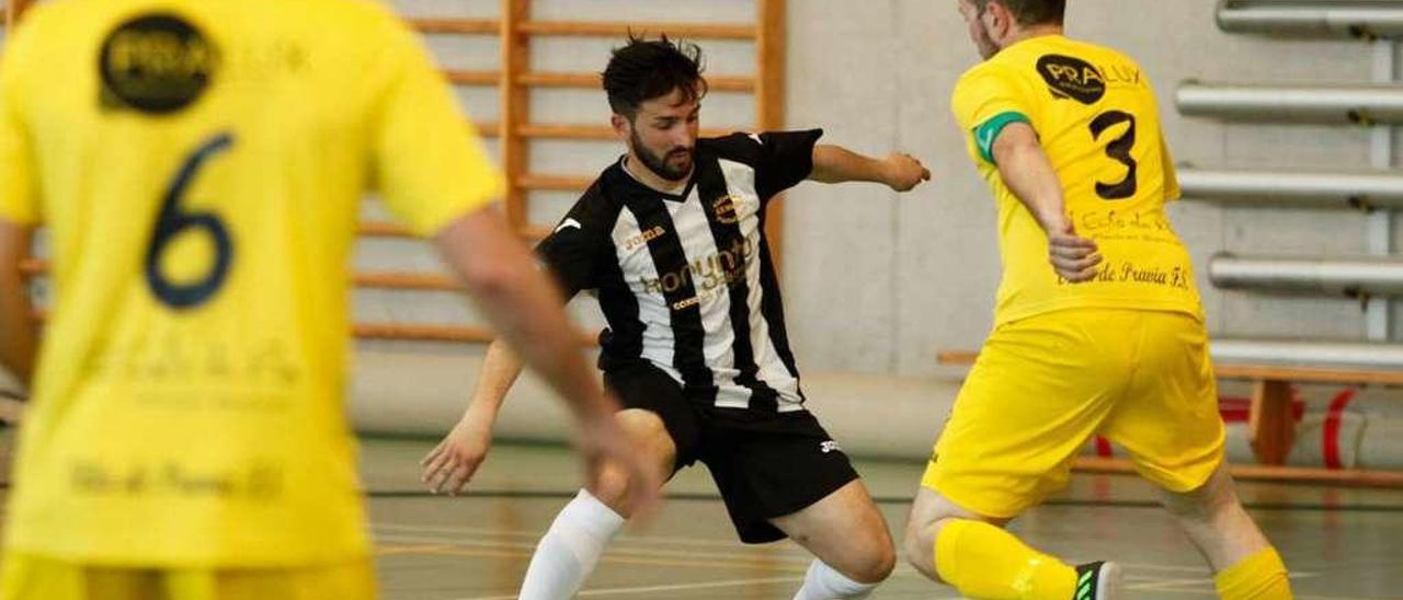 Un jugador de El Mallu trata de driblar a un contrario.