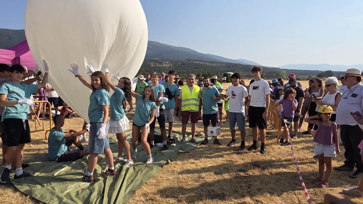 Alumnos del IES La Cabrera preparan el globo sonda antes del eclipse.