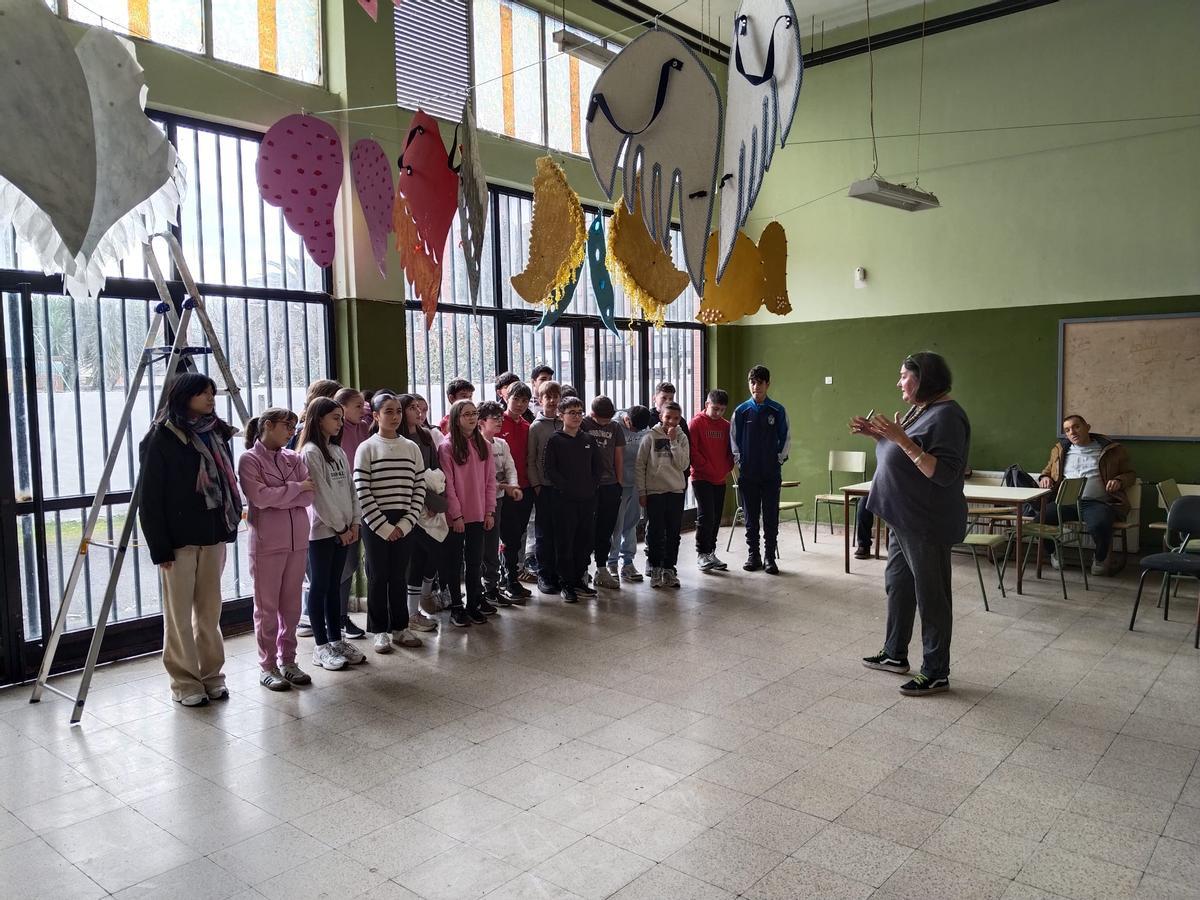 Una de las autoras de las alas de "Alzando el vuelo" cuenta su historia al alumnado del IES César Rodríguez de Grado.