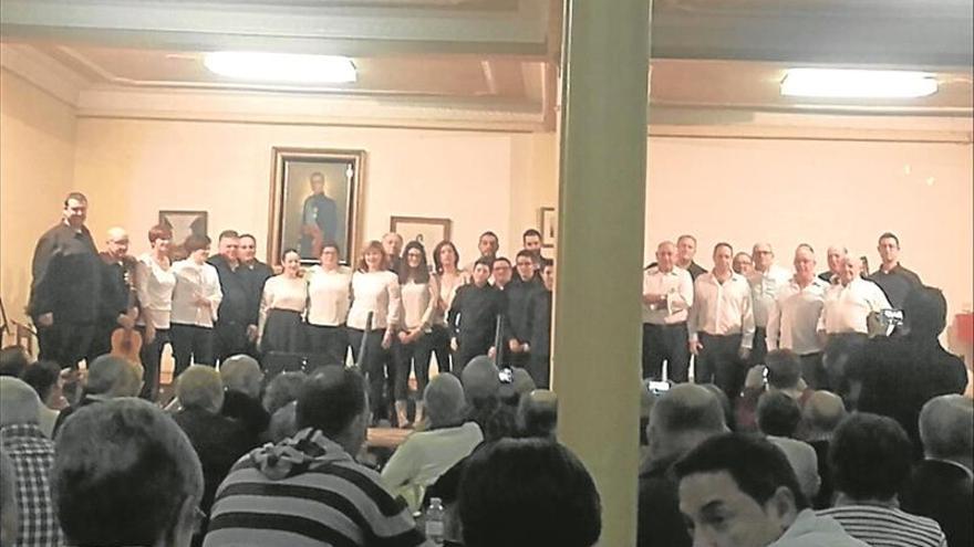 El público arropa a la rondalla en su concierto navideño