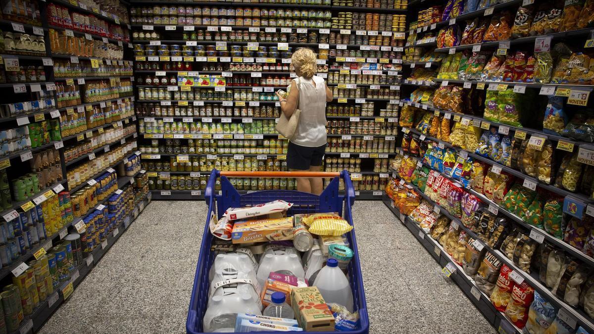 Una mujer hace la compra en un supermercado.
