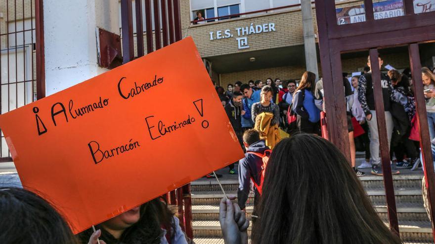 Una protesta de los alumnos del IES Thader exigiendo soluciones el pasado otoño