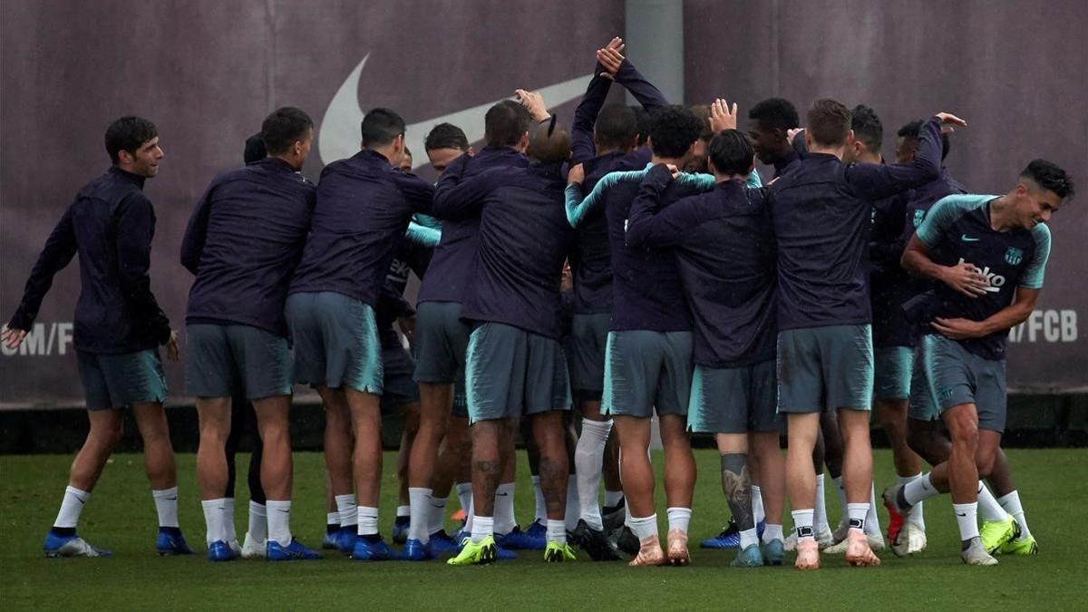 Los jugadores del Barça dan la bienvenida a Chumi.