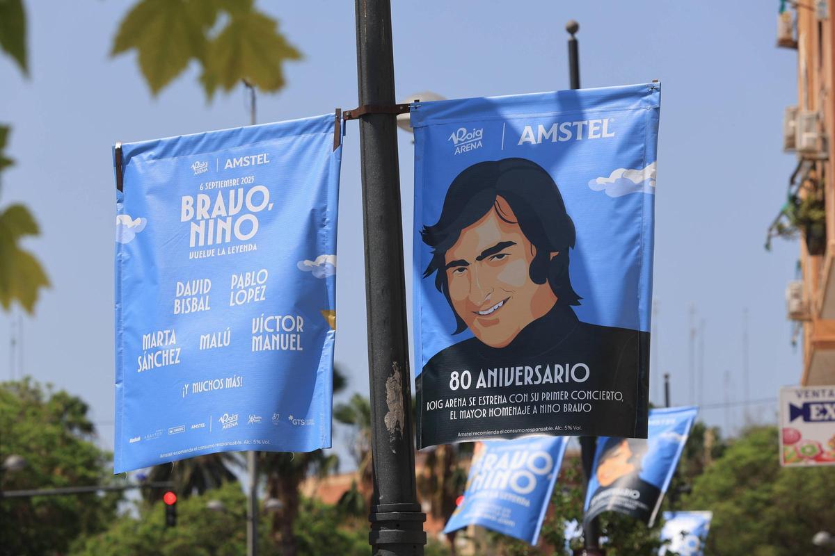 Carteles anunciando el concierto homenaje a Nino Bravo que se celebró en el Roig Arena en 2026.