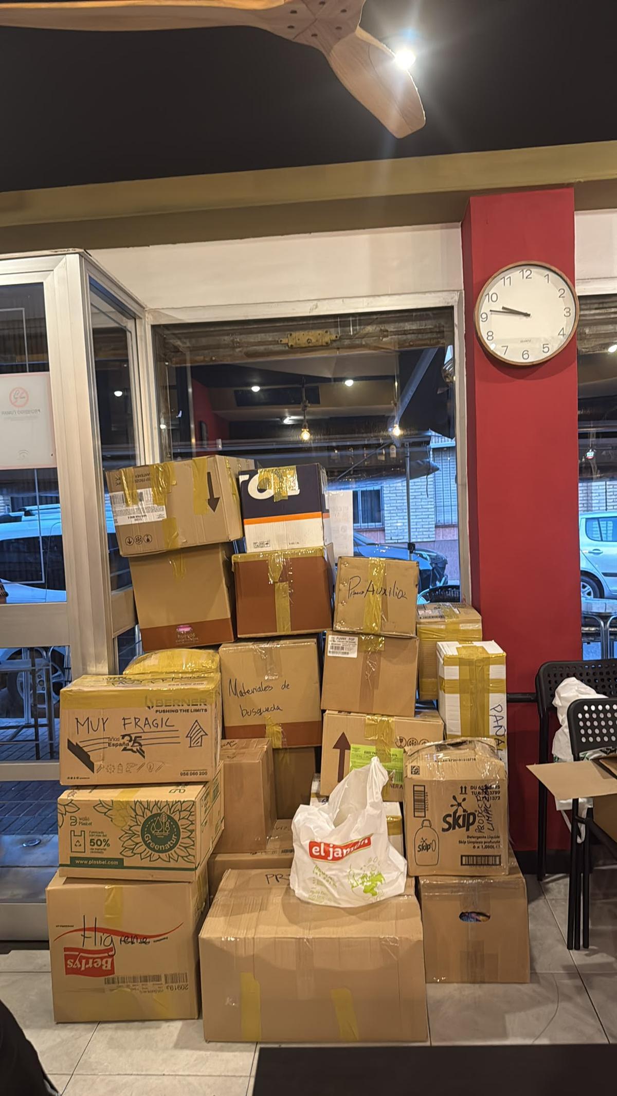 Parte de las cajas que partirán a los puntos de recogida y luego a Venezuela.