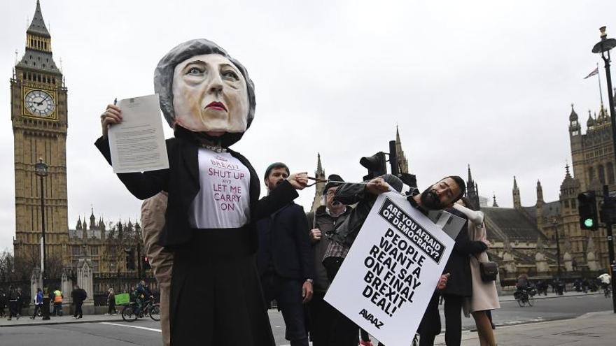 Una manifestant parodiant la primera ministra Theresa May.