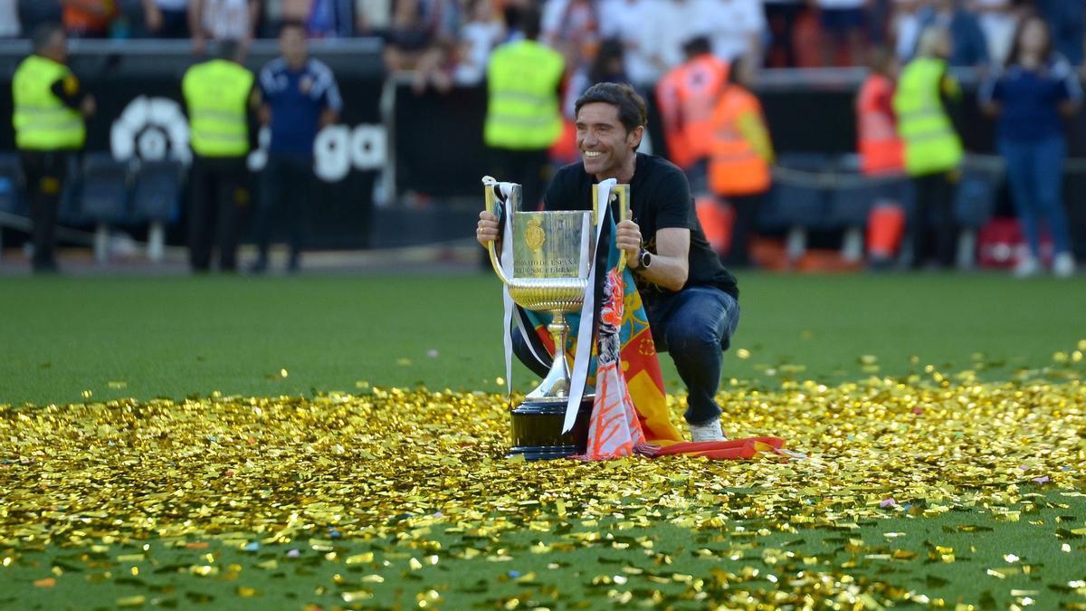 Marcelino, con la Copa del Rey ganada con el Valencia en 2019.