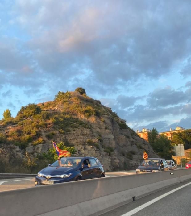 Rua de vehicles cap a Lledoners pel seu pas per Castellgalí