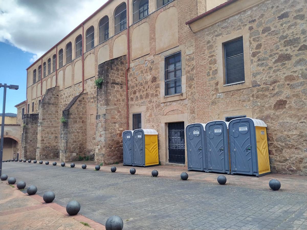 Baños portátiles, en el exterior del recinto de la Torre Lucía de Plasencia.