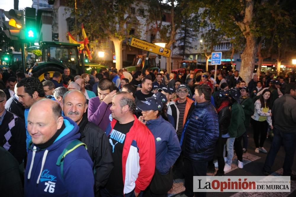 La noche de protesta de los agricultores se pasa con migas