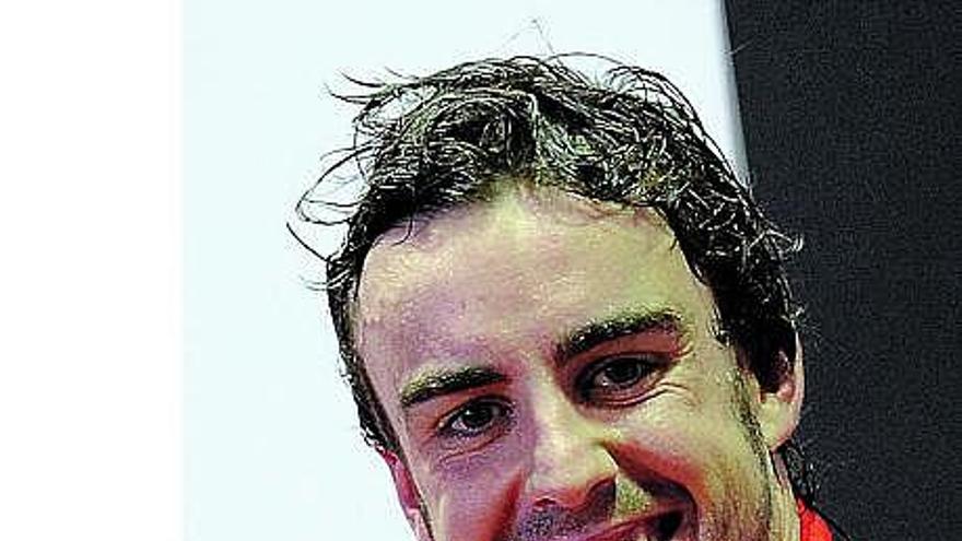 Fernando Alonso, sonriente antes de subir al podio. / Foto Reuters