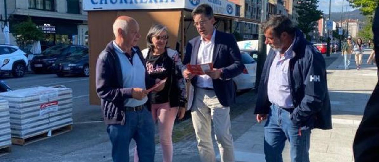 Mario Rodríguez con vecinos durante la mañana de ayer.   | FDV