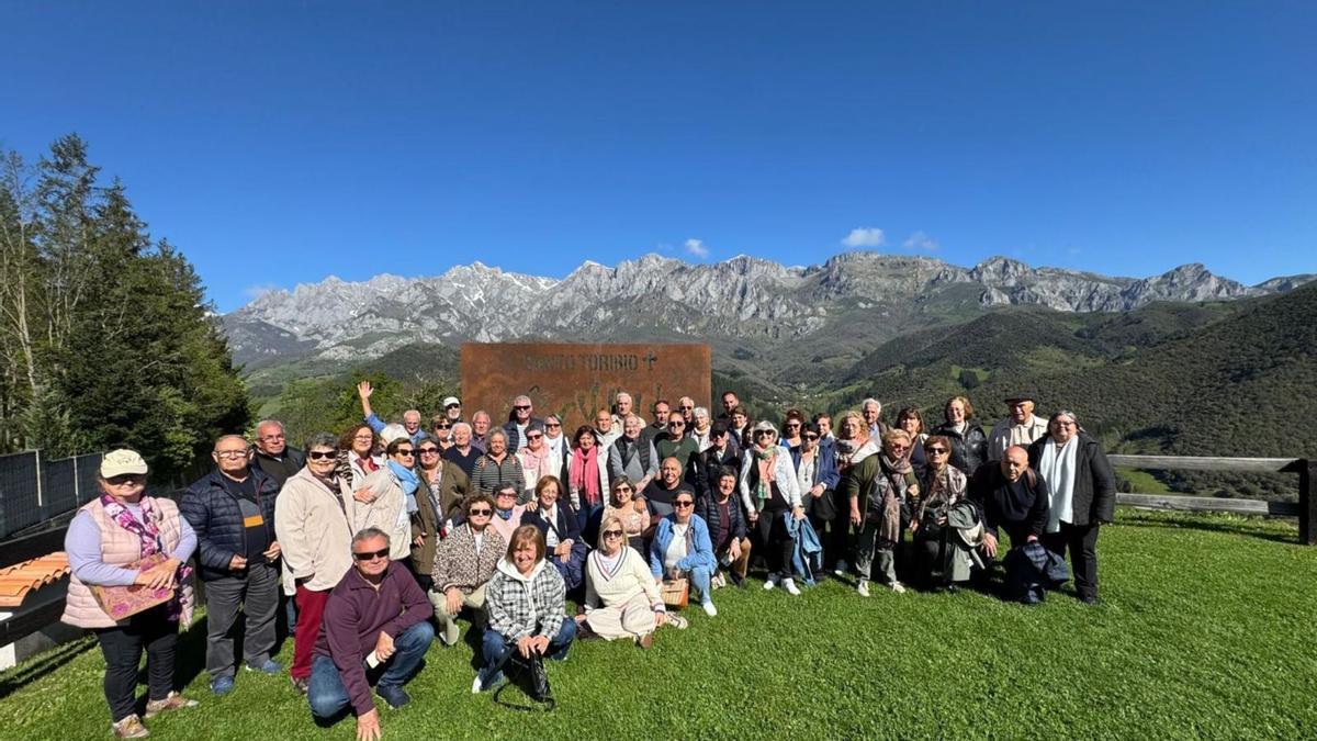 El grupo del Club de Majors de Sant Agustí, en el Parque Natural de Cabárceno