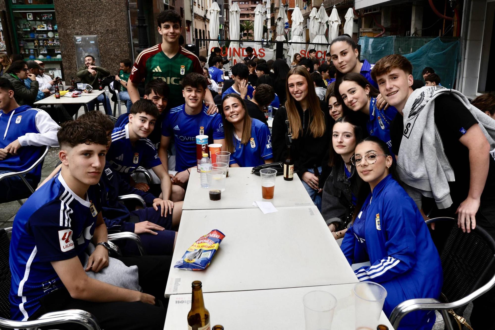 Así celebró la afición azul en Pedro Miñor la victoria del Oviedo en Almería