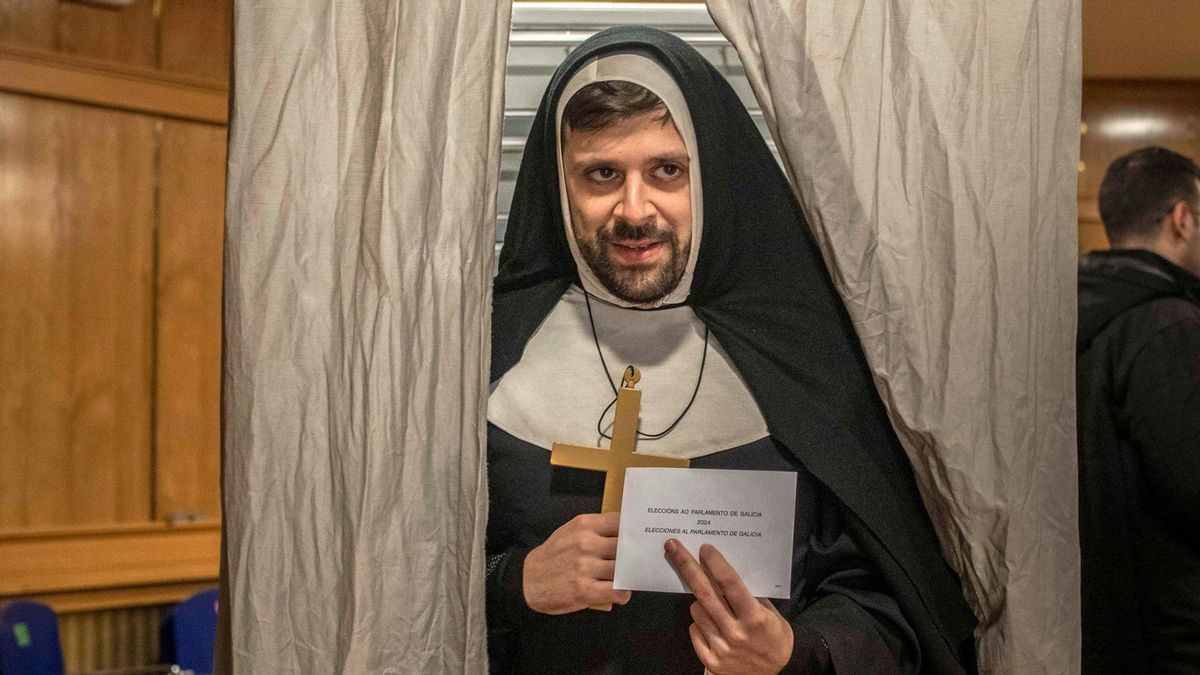 Unha persoa vai votar, coincidindo co entroido de Xinzo de Limia.