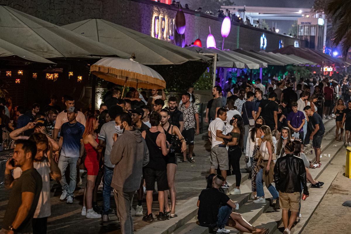 Ambiente de verbena en el paseo marítimo de la Vila Olímpica.