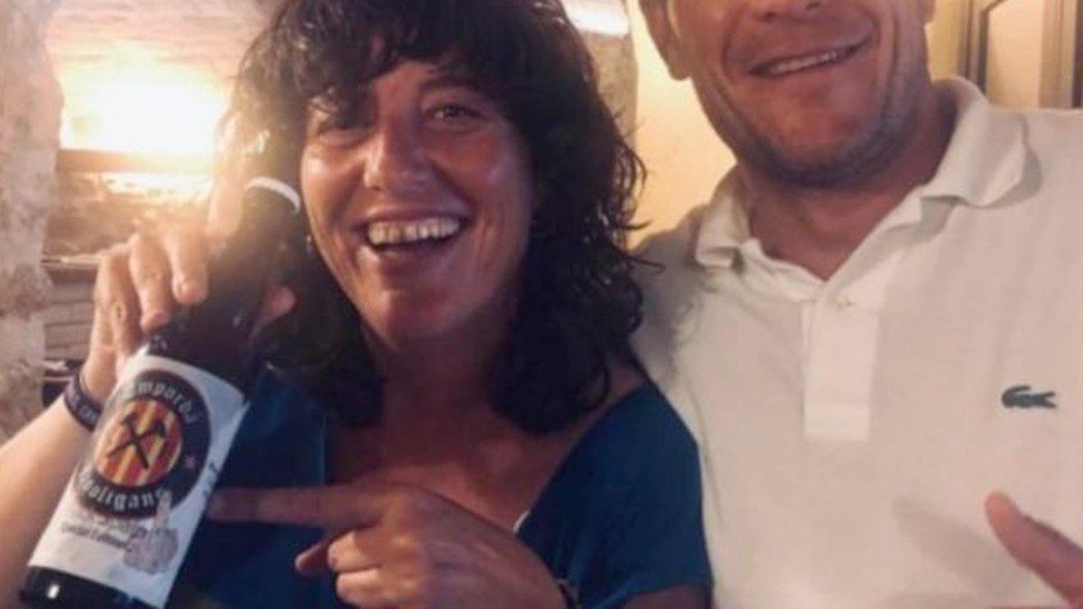 Teresa Jordà, consellera de Agricultura de la Generalitat, con la cerveza del lema 'Fuck Spain'