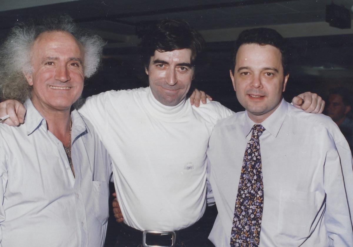 De izda. a dcha., Joaquín Luqui, Joaquín Sabina y Luis Merino, tras la grabación de un concierto Básico del artista de Úbeda para Los 40 Principales.