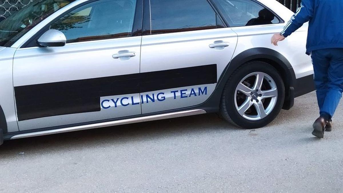 El coche del Club Ciclista Catalunya, con la publicidad rusa tapada.