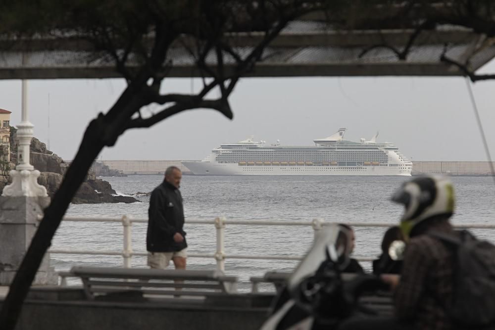 Desembarco de cruceristas extranjeros en Gijón