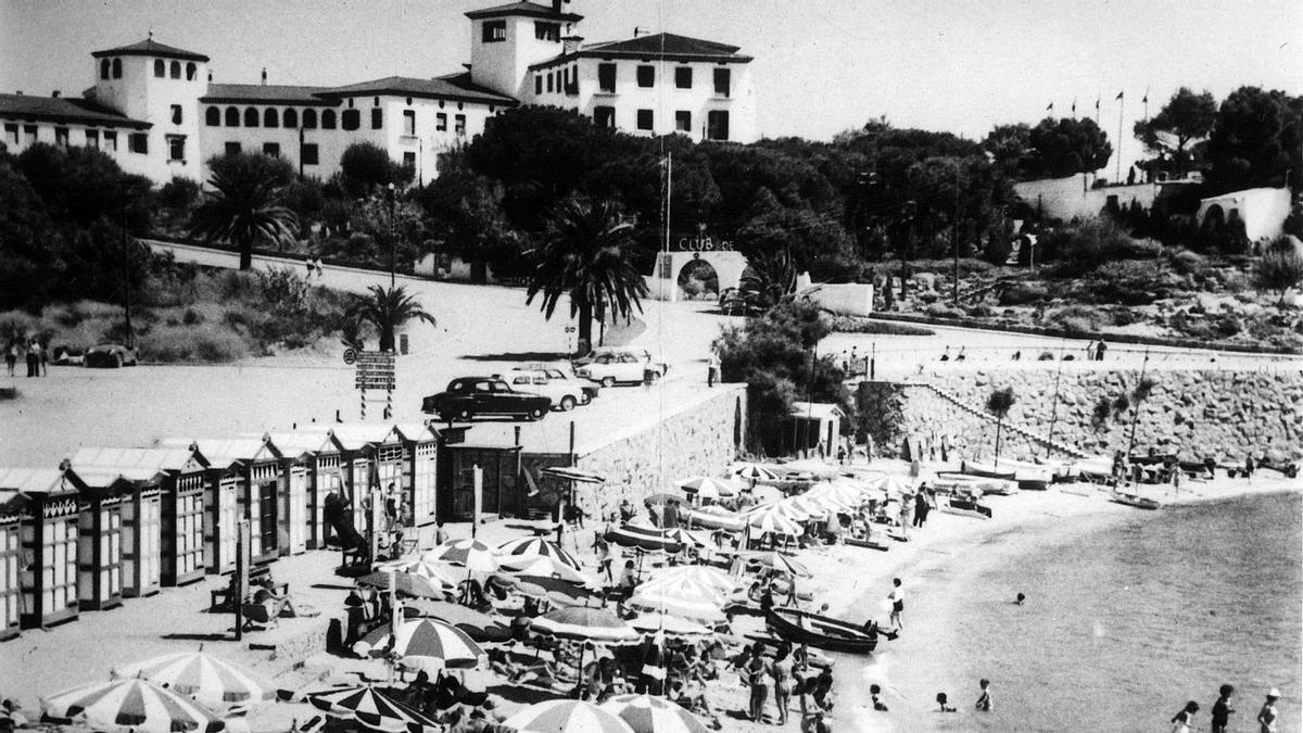 Imagen antigua de la cala de Sant Pol, en S'Agaró, con las casetas de baño sobre la arena