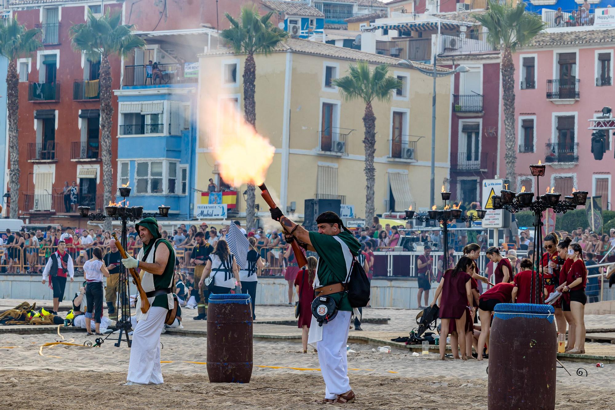 Fiestas de La Vila. Así ha sido el Alijo y la Embajada Contrabandista en la Playa.