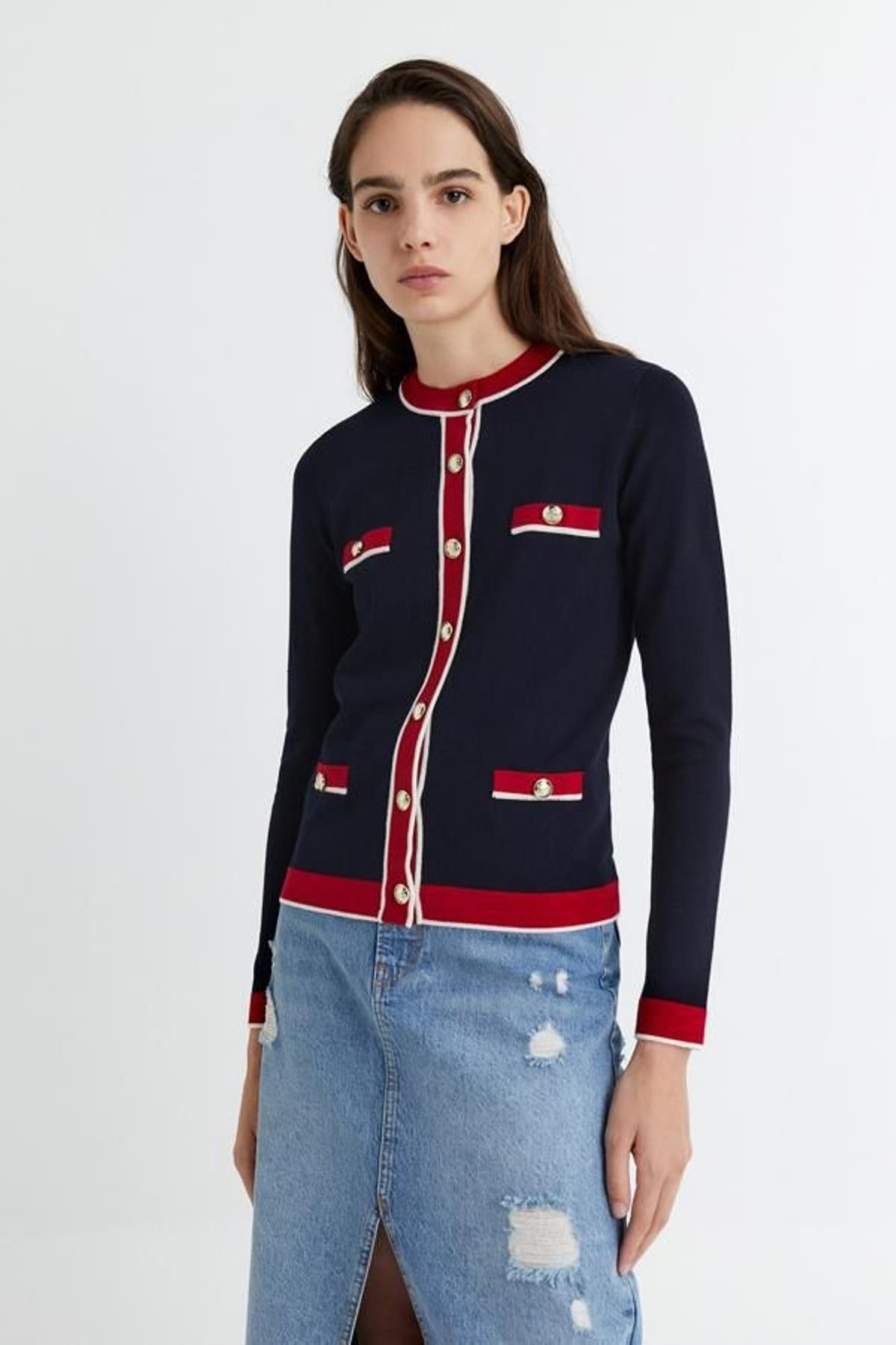 Chaqueta de punto estilo marinero. Rebajada de 17,99 a 11,99 euros.