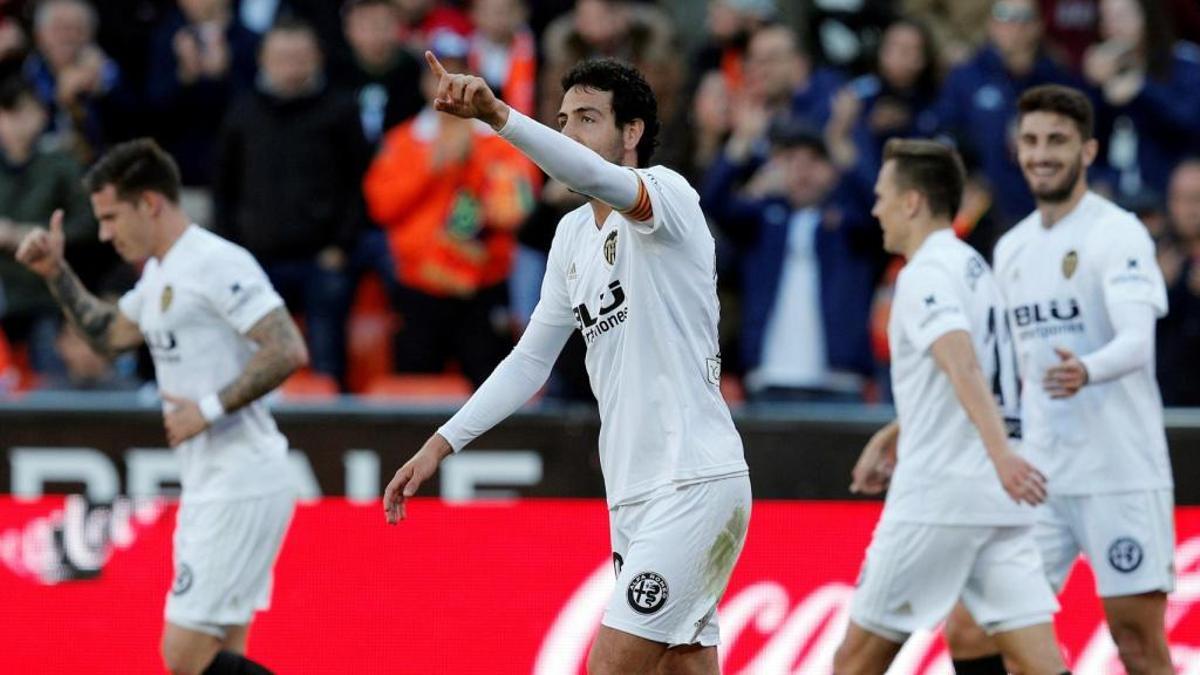 Parejo celebra el tanto que ponía por delante al Valencia CF