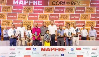 Felipe VI entrega los trofeos a los ganadores de la Copa del Rey