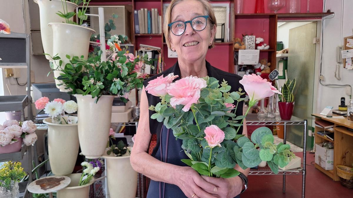 Vídeo | Así prepara arreglos florales la propietaria de Bouquet en Cáceres