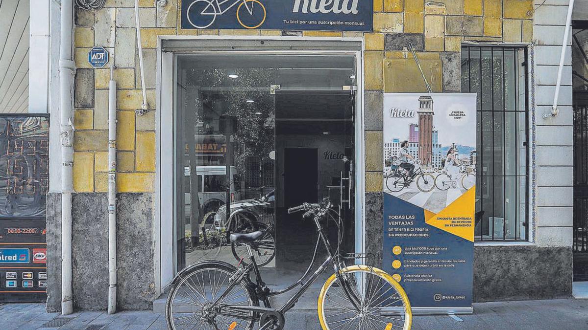 Tienda de Kleta, con un ciclo de la sturtup aparcado en la puerta. | F. CALABUIG