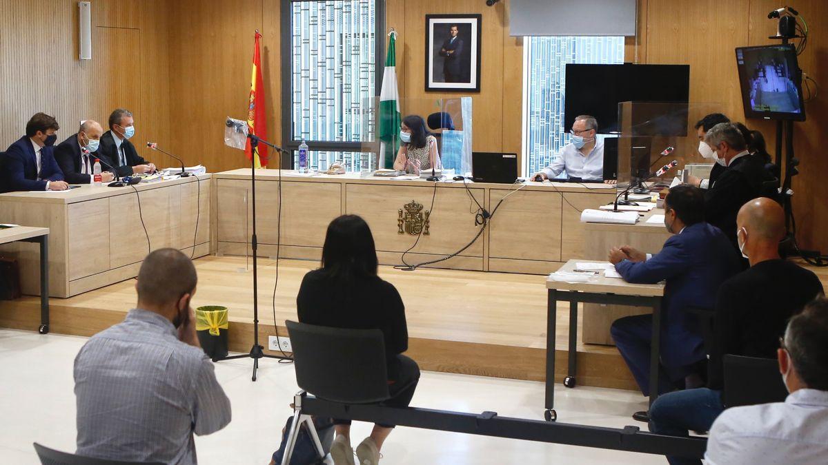Los profesores acusados por la muerte de un alumno en los Baños de Popea, en una sesión del juicio.