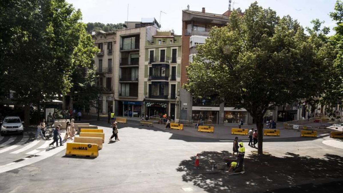 La plaça de Neus Català asfaltada a l’encreuament del Passeig amb el Guimerà