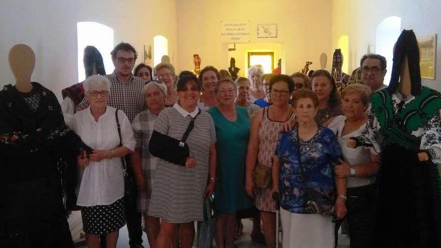 Autoridades y socias posan en una foto de familia en la inauguración de la muestra.