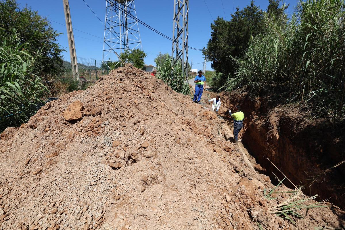 Galería: cerrada una playa de Ibiza tras detectarse un vertido de aguas residuales provocado por la rotura de una tubería
