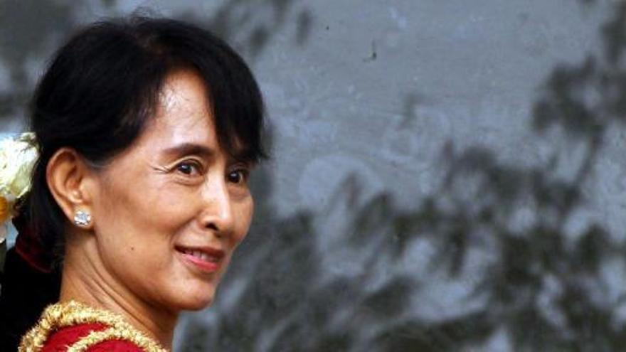 La líder del movimiento democrático de Birmania y premio Nobel de la Paz, Aung San Suu Kyi, visita un centro electoral.