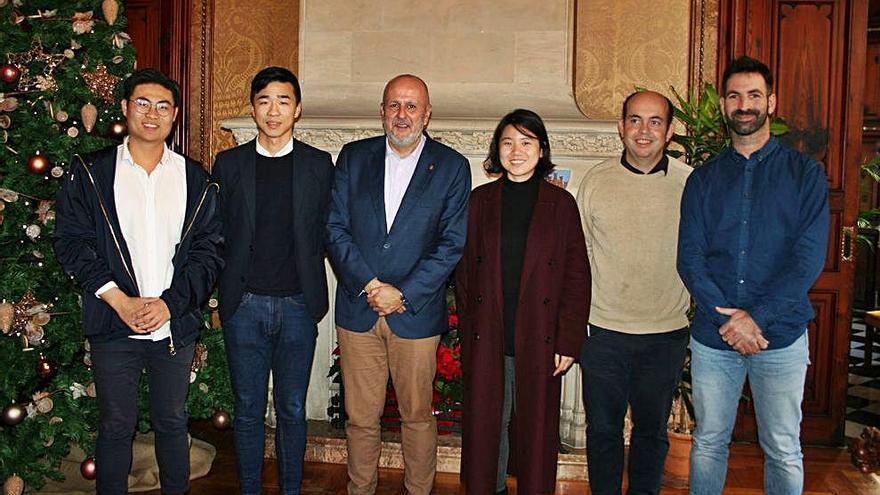 Ensenyat ayer junto a la Asociación de Empresarios Chinos de Balears.